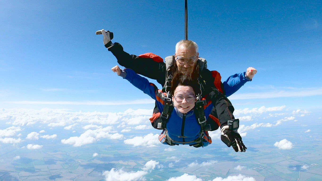 What is the average skydiving instructor salary?