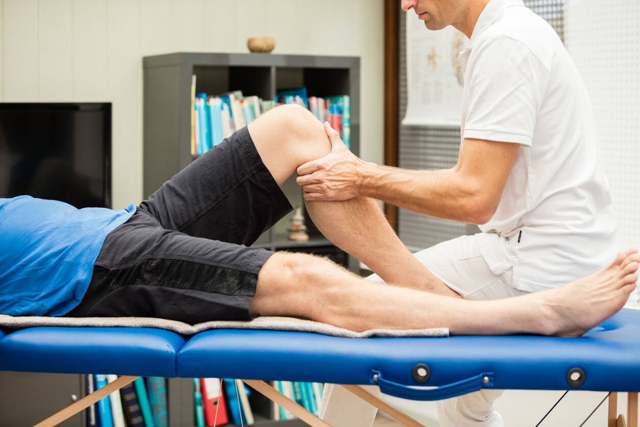 What is the average sports massage therapist salary? (UK)